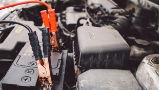 Automobilistes, le froid approche… Faites vérifier votre batterie avant l’hiver!